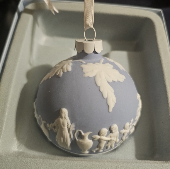 Wedgewood Jasperware blue Christmas tree ornament in original box - Picture 4 of 5